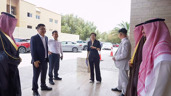 中國(guó)一汽解放重卡狂掃中東近萬輛大單！